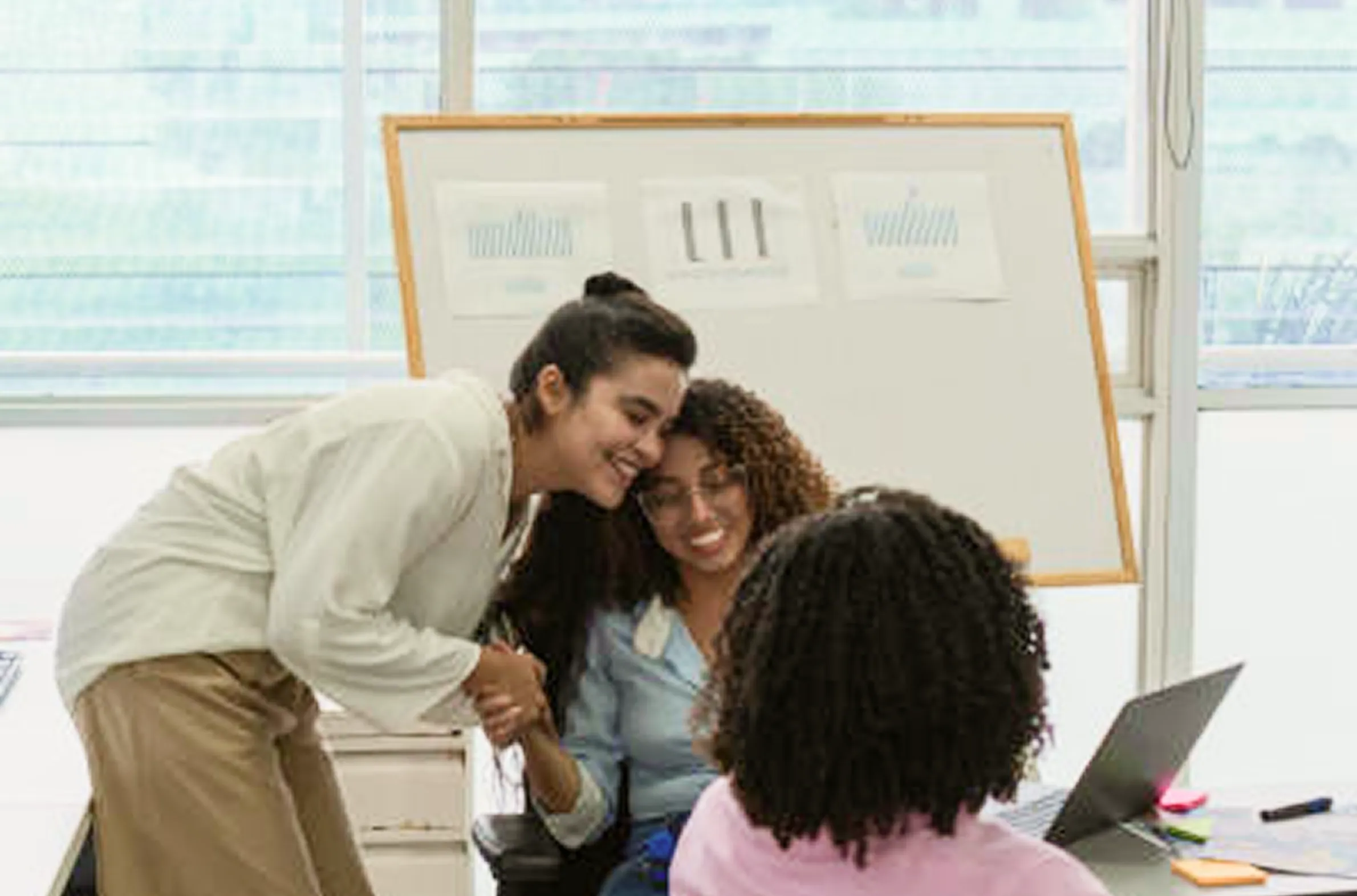 Grupo de mujeres compartiendo en comunidad en un espacio de trabajo