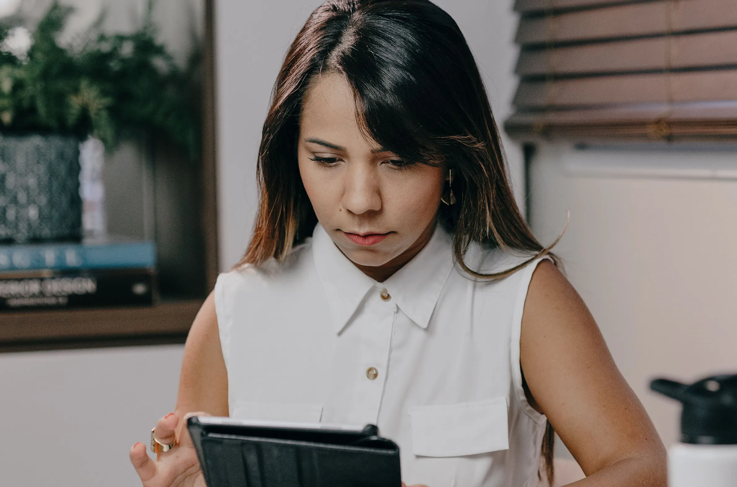 Mujer usando una tablet como parte del uso de tecnología